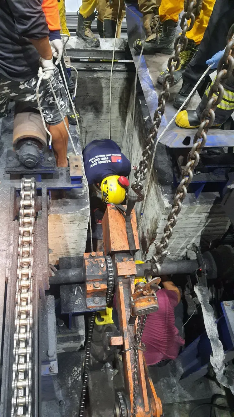 大型機具增添搶救難度。讀者提供