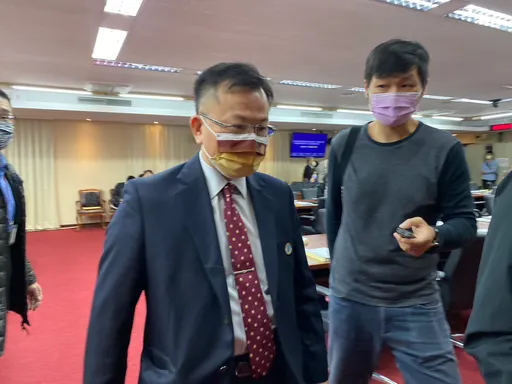 立委踢爆镜电视大股东向博弈大咖借钱！　NCC一问三不知被骂失能