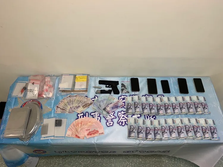 警方在朱男住處查獲贓款225萬、K他命30公克、鎮暴槍1把。警方提供