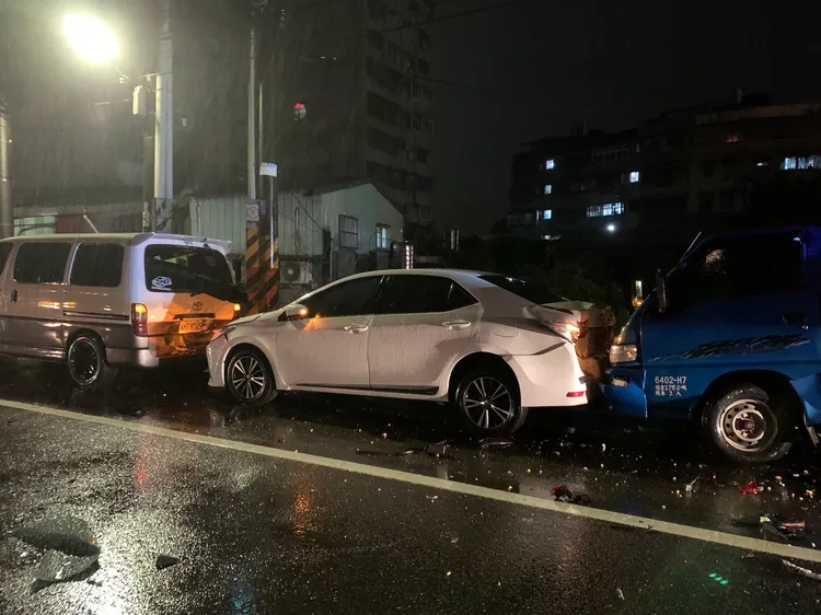 路邊有3輛車遭無端遭撞擊。民眾提供