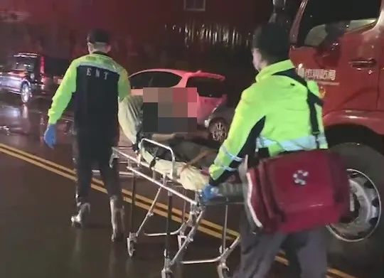 救護人員將陳男送往醫院。民眾提供