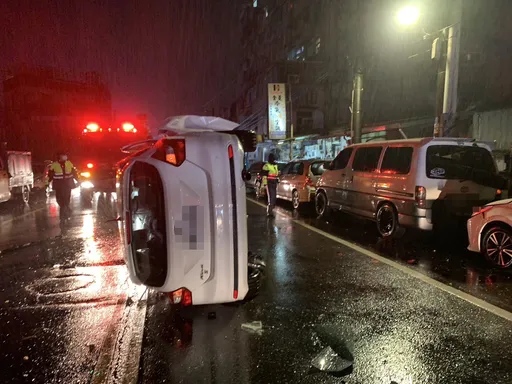 基隆男駕車撞路邊3車後側翻 醉不上道!酒測值竟達0.82毫克