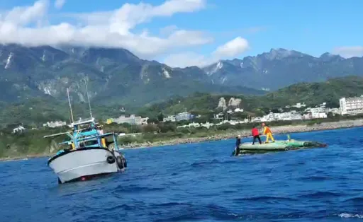 台東成功漁港外突然大浪翻船 船長爬回翻覆漁船待援獲救