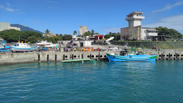 翻覆的漁船順利被拖回港邊。翻攝畫面