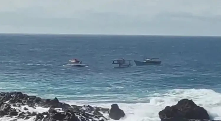 海巡署與另艘民間漁船一同進行救援。翻攝畫面