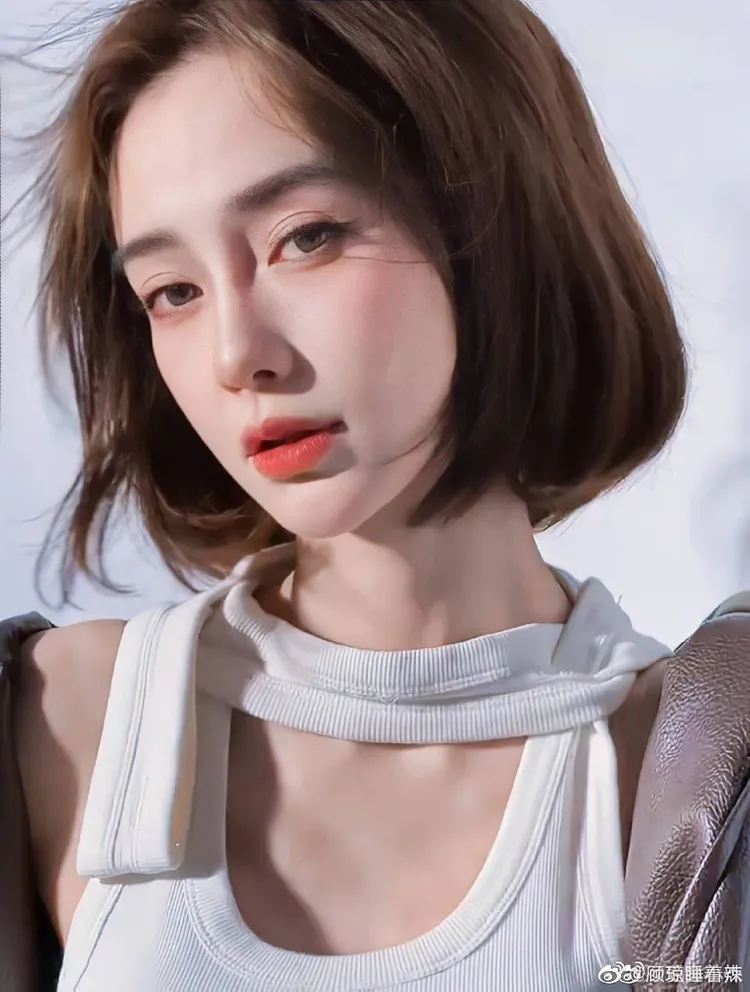 Angelababy短髮造型驚豔網友。翻攝自顧瓊睡著辣微博