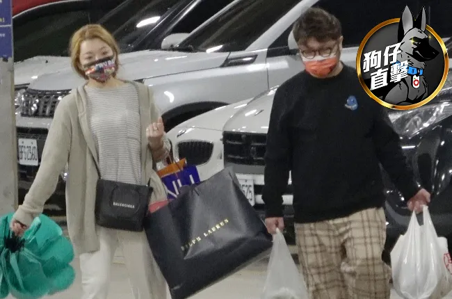 納豆（右）腦出血滿1年仍無法開車！女友依依情牽5年幫代駕，提大包小包，陪進駐木柵Long stay。特勤中心攝