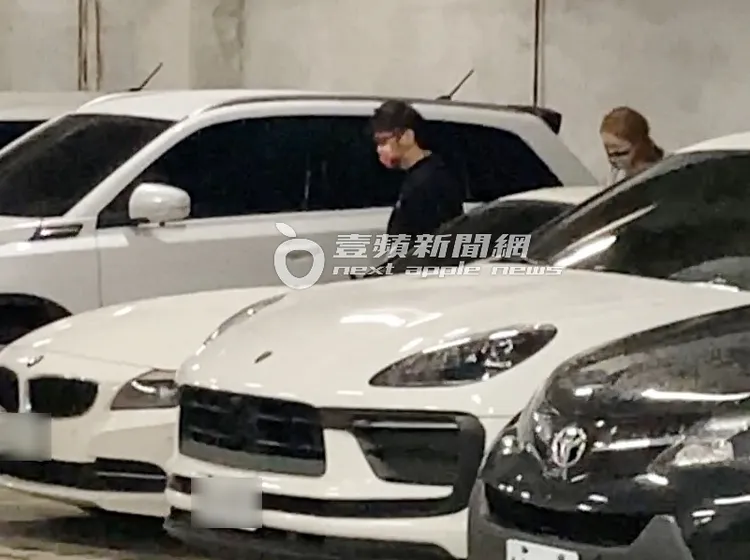 納豆（左）在情牽5年的女友依依代駕下，載著他來到木柵停車，納豆下車時看起來還是很吃力。特勤中心攝