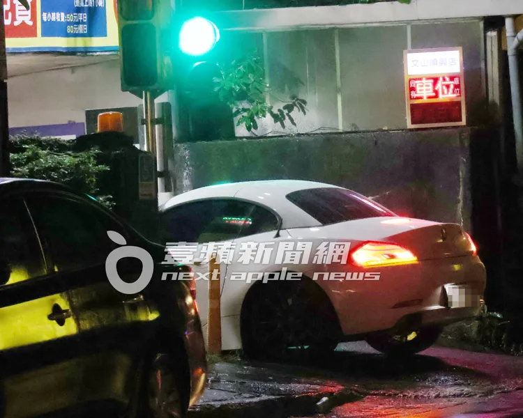 納豆腦出血滿1年還無法開車，交往5年的女友依依幫代駕開車，載納豆來木柵停車。特勤中心攝