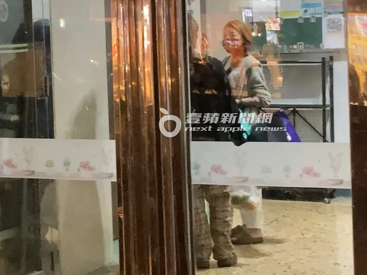 依依（右）跟納豆走進木柵的大廈後，等電梯準備上樓。特勤中心攝