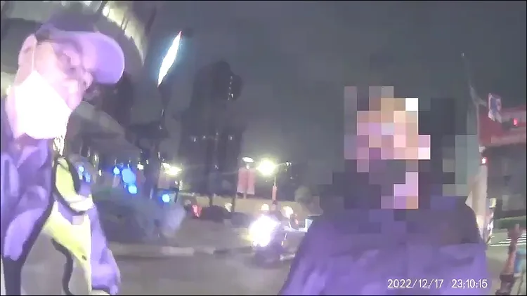 警員開單後，核對車上營利登記證，發現明顯不同，將陳男帶回依偽造文書偵辦。警方提供
