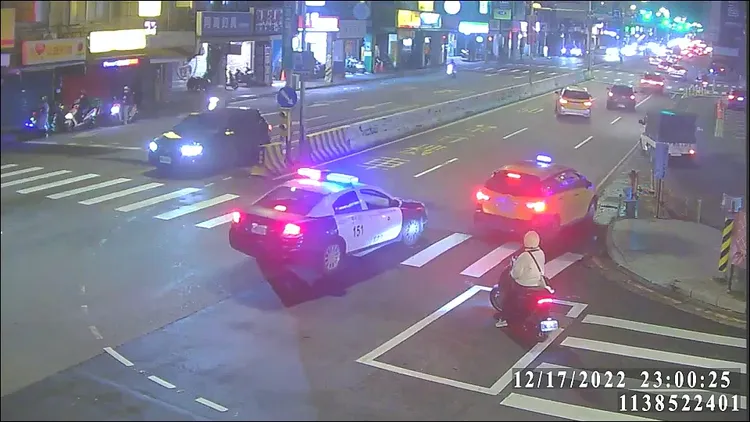警方發現陳男車牌燈不亮，將其攔下盤查。警方提供