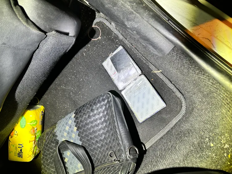 警方眼尖在汽車後座看到一個K盤。讀者提供