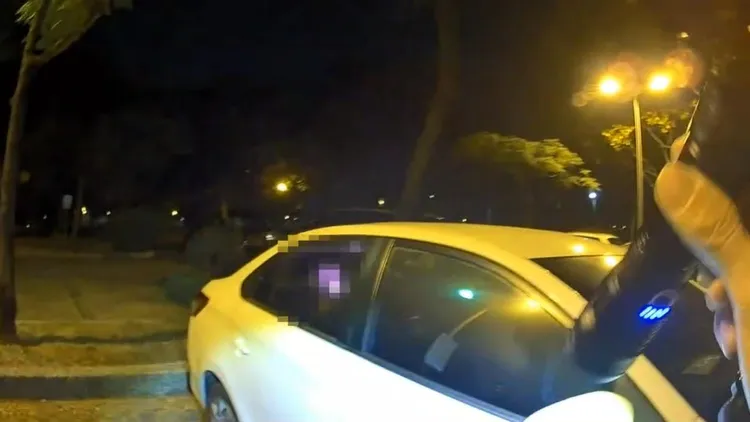 2名男子在車上拉K，警方感覺有異上前盤查。讀者提供