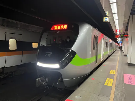 今70萬人衝台鐵!嗨跨年不怕沒火車 加開25列「紅眼區間車」凌晨也能搭