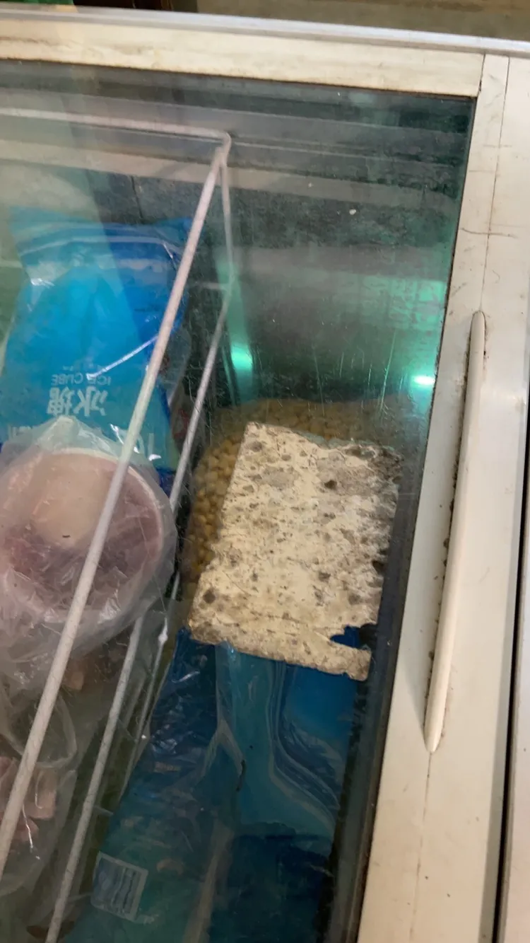 李男所毀損的冰箱。翻攝畫面