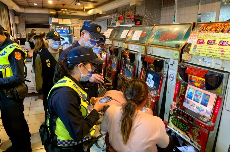 南市警方執行全國威力掃蕩專案。市警局提供