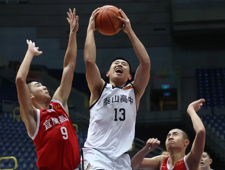 張佑瑋（中）輕鬆繳出雙二十成績單。資照