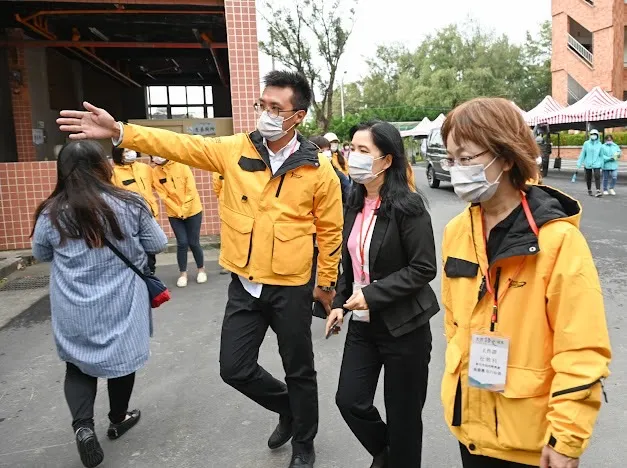 教育部終身教育司李毓娟司長在新竹市政府教育處陪同下，於賽前至三個競賽場區巡視。新竹市政府提供