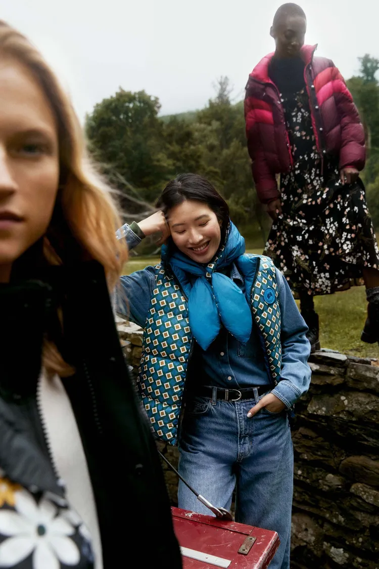 Canada Goose X Reformation聯名系列緊扣永續時尚核心，推出可雙面穿著的羽絨背心、羽絨外套，以及頭巾配件。品牌提供