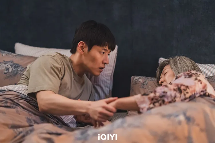 姜河那（左）劇中為了讓高斗心餘生好好度過，扮成她的北韓孫子，祖孫情感動觀眾。愛奇藝國際站提供