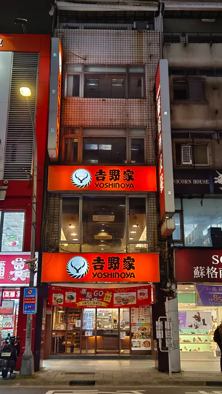 警方抵達，將失控的李男壓制帶回保護管束，並依妨害名譽罪偵辦。警方提供