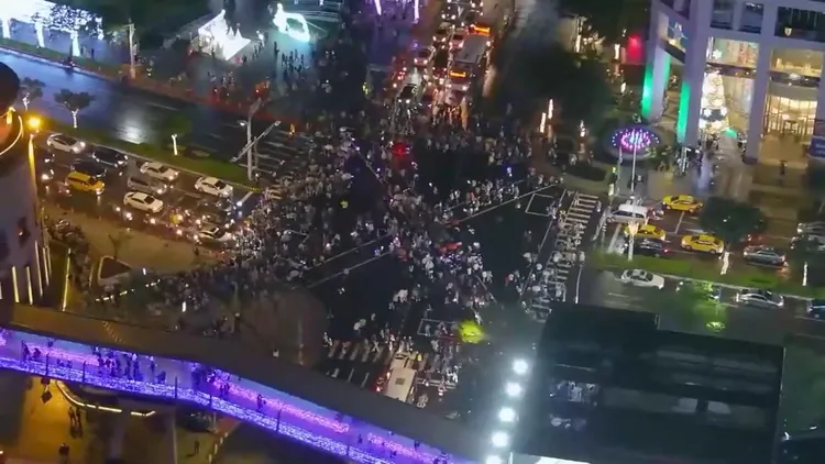 新北耶誕城附近周遭，人潮相當多。 新北市警局提供