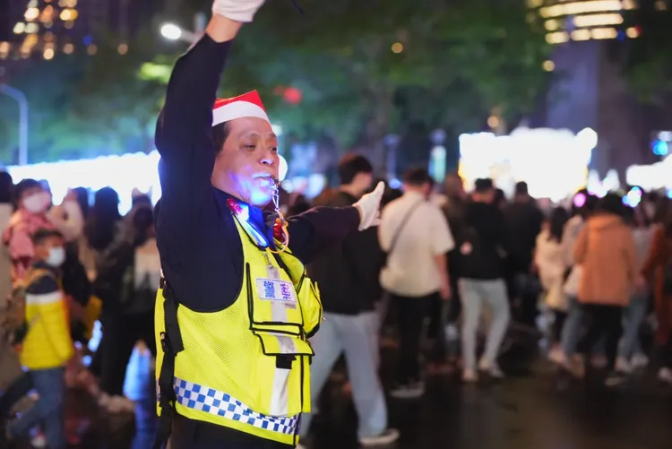 警方戴上聖誕帽在路口指揮交通。新北市警局提供