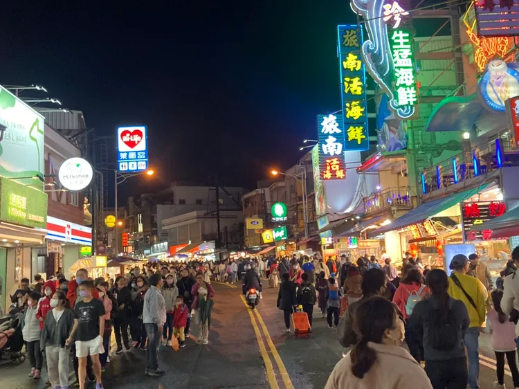 墾丁大街人潮。陳宏銘攝