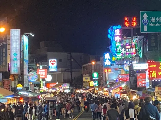 墾丁跨年夜遊客爆棚 比基尼妹當街熱舞!業者樂翻:人潮回來了