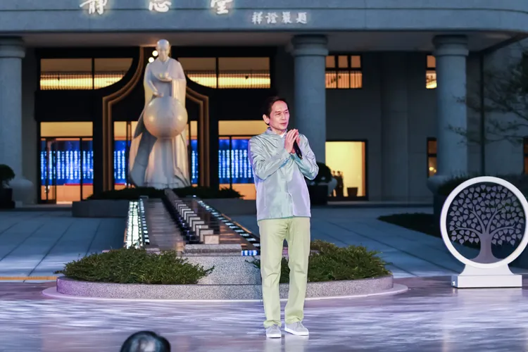 殷正洋在寒風中獻唱。趙世平攝