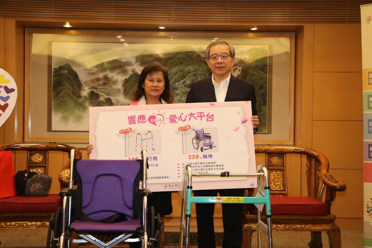 土城鳳靈慈愛同心會理事長暨無極鳳靈宮宮主黃妙鳳代表捐贈，由新北市秘書長林祐賢代表侯友宜市長受贈。新北市府提供