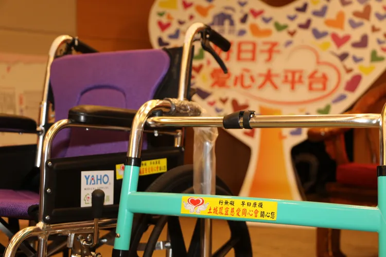 土城鳳靈慈愛會偕北醫牙醫校友會等再度捐贈輪椅和助行器給新北市。新北市府提供