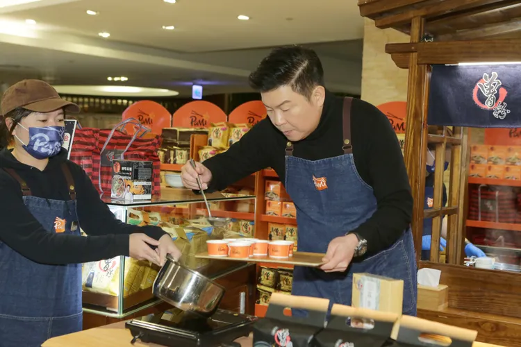 曾國城下麵給民眾吃。朱世閎攝