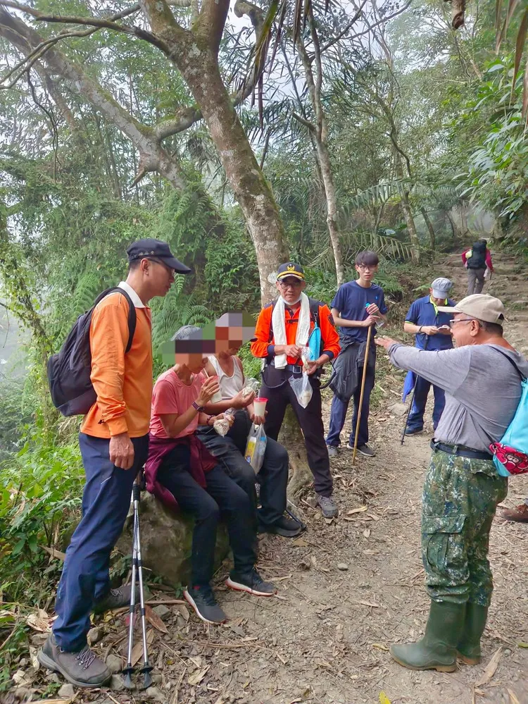 搜救人員在登山步道找到夫妻倆。讀者提供