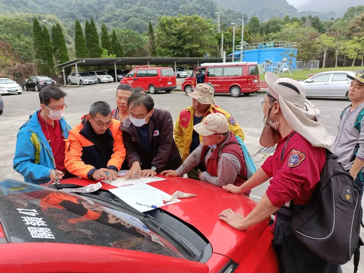 兵分三路進行大規模搜山。讀者提供