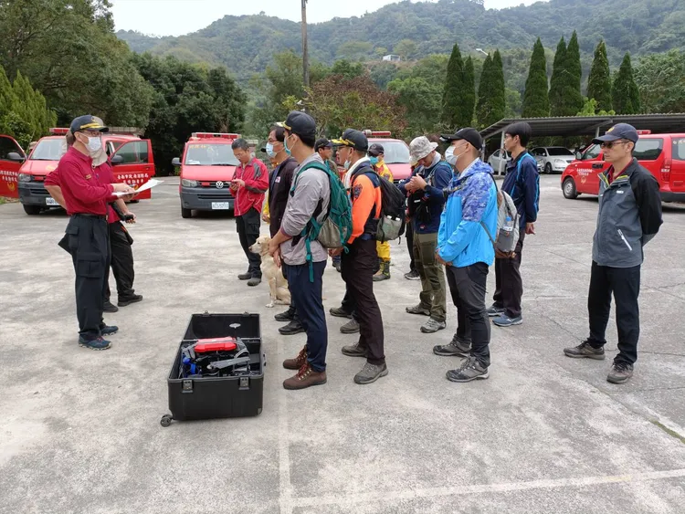 消防局第一大隊一早整隊進行搜山。讀者提供