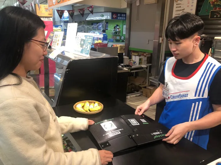 成功歸還Ubox至家樂福可領取即享劵及限量3,000份的INLOVE CAFE黑糖脆脆熱拿鐵等。環保局提供