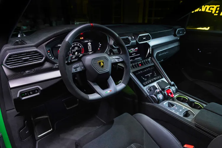 首部抵台的Urus Performante，內裝配置單色Alcantara麂皮搭配白色對比縫線。業者提供