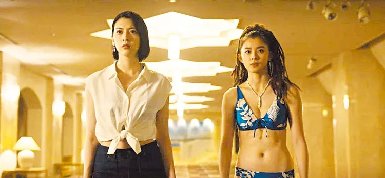 三吉彩花（左）和朝比奈彩在《今際之國的闖關者》都是才貌雙全的闖關者。Netflix提供