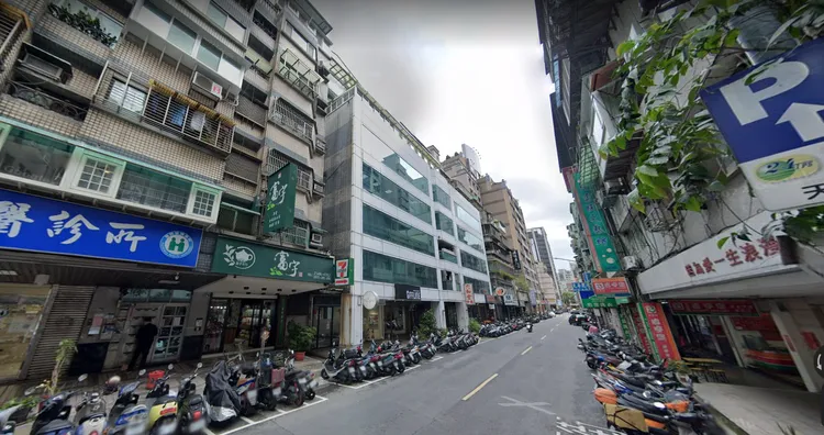 根據專家說法，撫順街目前條件相仿的中古套房單價普遍6字頭，反觀該套房二拍底價每坪67.4萬元，幾乎等同市場價格，圖為撫順街一隅。翻攝Google map