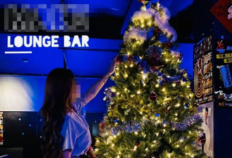 范姓偵查隊長與女店員發生糾紛的酒吧，再網路介紹上標榜「有優質妹子、舒服沙發」。讀者提供