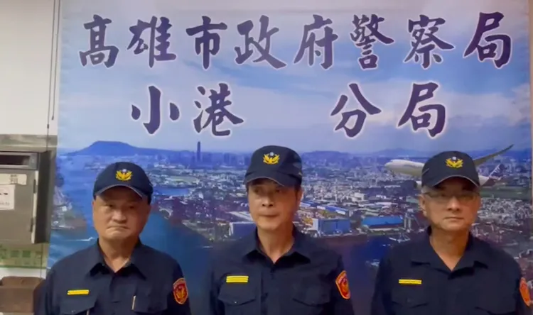 小港分局長許健基（中）今晚出面說明案情時，稱呼范姓偵查隊長是員警，不敢講他是偵查隊長。警方提供
