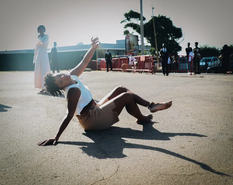 塞內加爾École des Sables舞蹈中心和《Slow Show》編舞家Dimitri Chamblas合作的舞蹈表演開場。品牌提供