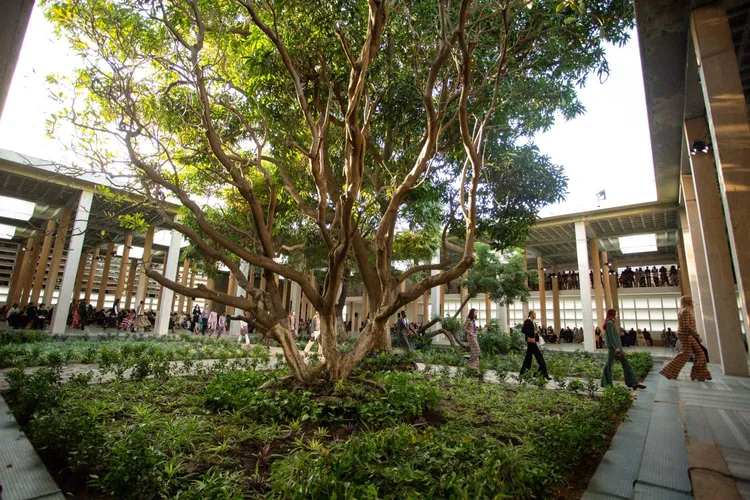 香奈兒2022/23 Métiers d'art工坊系列「香奈兒–達卡」大秀於達卡的前司法宮舉行，建築場景優美洋溢著夢幻氛圍。品牌提供