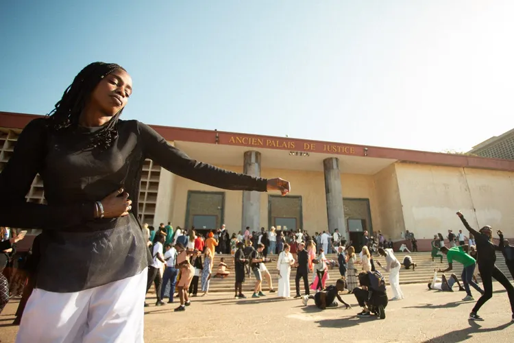 塞內加爾École des Sables舞蹈中心和《Slow Show》編舞家Dimitri Chamblas合作的舞蹈表演開場。品牌提供