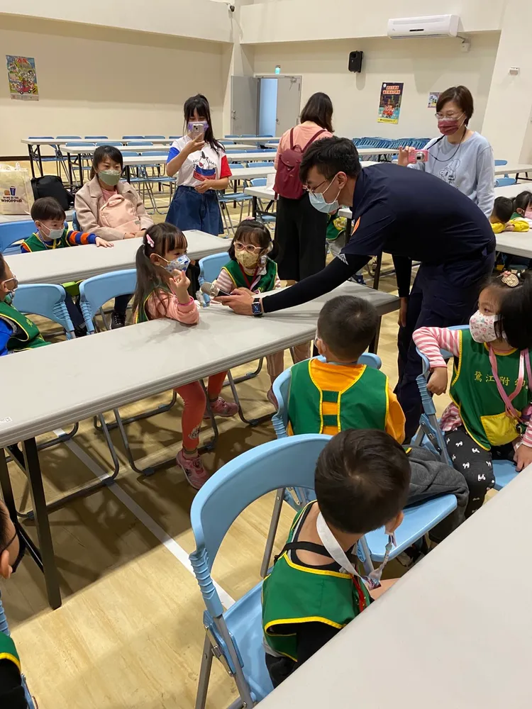 警員與學童進行互動問答。蘆洲警分局提供