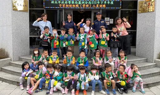 幼兒園學童體驗警用大重機 贈手繪書籤悍警超感動