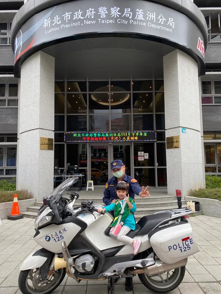 警方讓小朋友坐上警用大型重機上拍照。蘆洲警分局提供