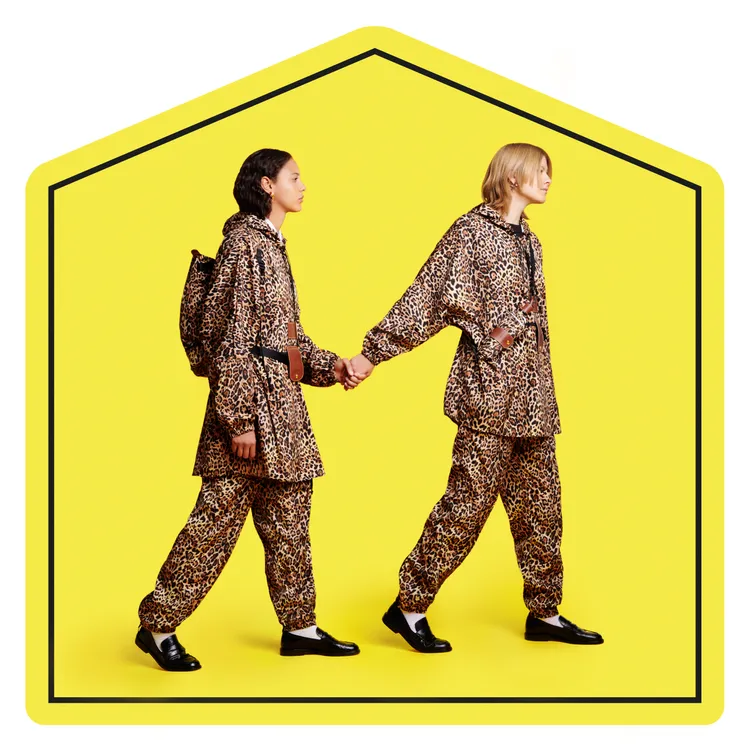 LONGCHAMP & D'HEYGERE聯名系列採用永不過時的中性剪裁，更以豹紋印花為聯名系列注入魅力與大膽精神。品牌提供